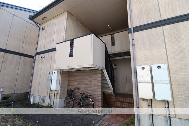 ロイヤルヒルズB棟の玄関写真