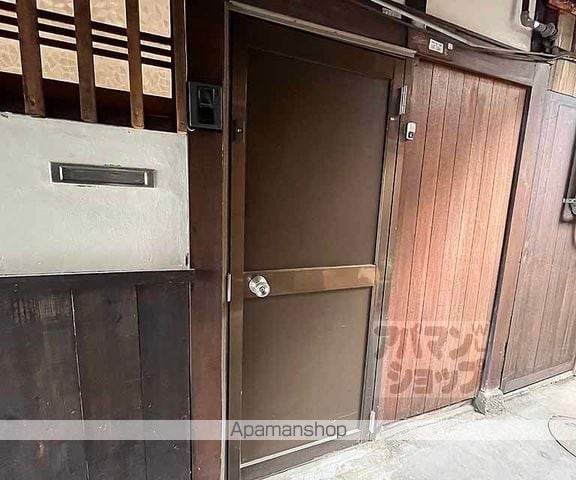 京都市烏丸線 丸太町駅 徒歩15分 2階建 築77年の玄関写真