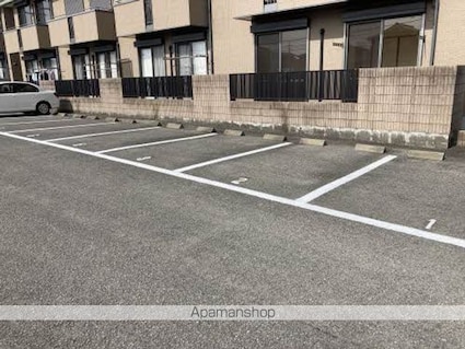 シャーメゾン城元　Ｂ棟[2DK/44.33m2]の駐車場1