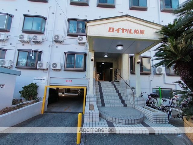 ロイヤル柏原の玄関写真