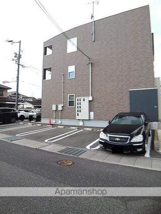パストーソ　Ⅱ[1LDK/53.01m2]の駐車場1