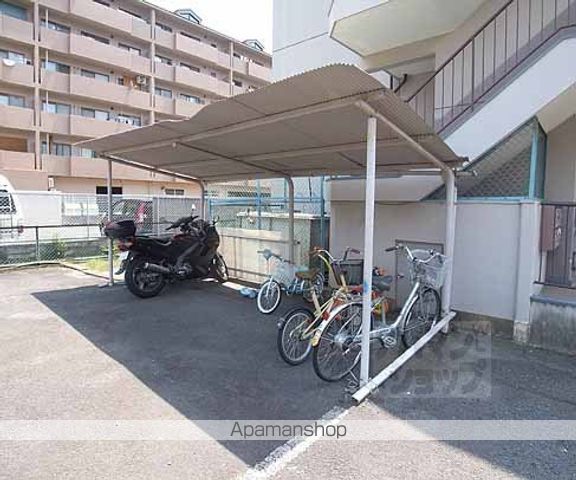 野色マンションの外観写真