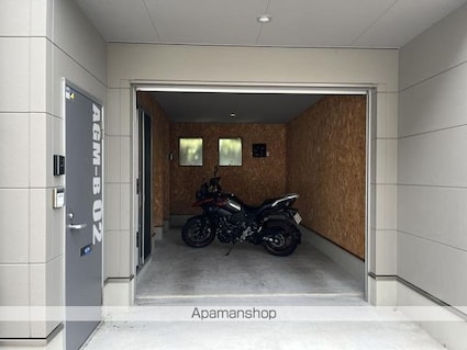 アルカディアガレージ元山Ａ・Ｂ[1R/74.25m2]のエントランス