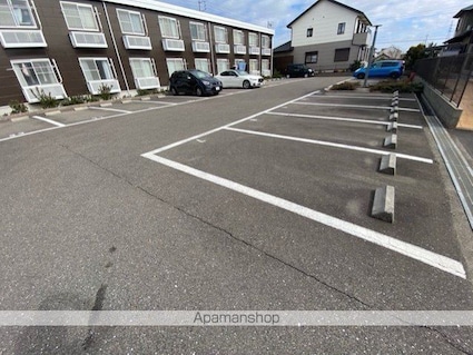 愛知県小牧市小牧原２丁目[1K/22.02m2]の駐車場2