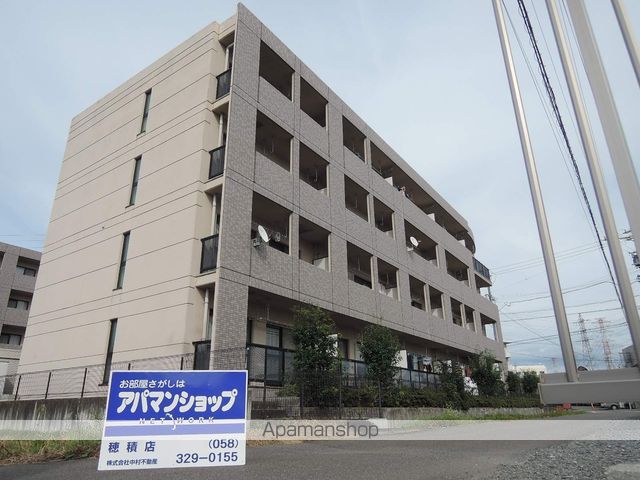 クリスタルガーデンIの外観写真
