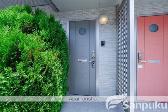 レセンテKAZ C棟の玄関写真