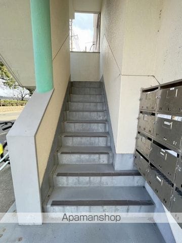 芳ビルの玄関写真
