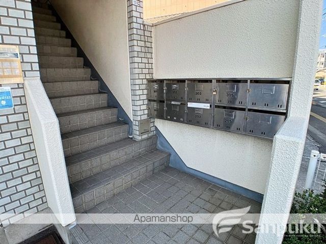 河塚ビルの玄関写真