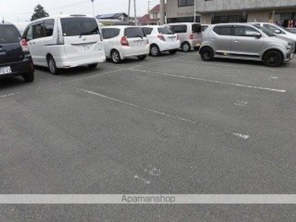 マンションバンガード[2LDK/61.04m2]の駐車場2