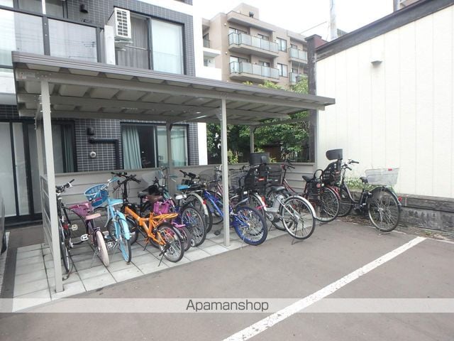 メニーズコート山鼻の外観写真
