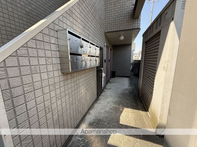 ロイヤル学南の玄関写真