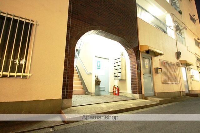 新大阪土井コーポの玄関写真
