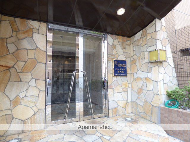 プレサンス新大阪の玄関写真