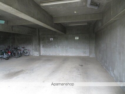ビューファイン台原[1K/19m2]の駐車場