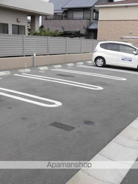 ラヴィーン（ＲＡＶＩＮＥ）Ⅰ[2LDK/57.21m2]の駐車場1