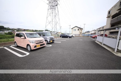 エンペラーズ・ハウス[1K/31.08m2]の駐車場