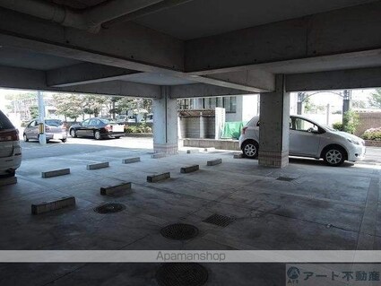 コンフォルト天山[1K/32m2]の駐車場2