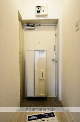 メゾン・ド・ロアイヤル[1R/13.78m2]の玄関