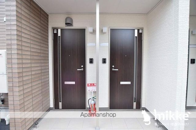 ベース新田南 IIの玄関写真
