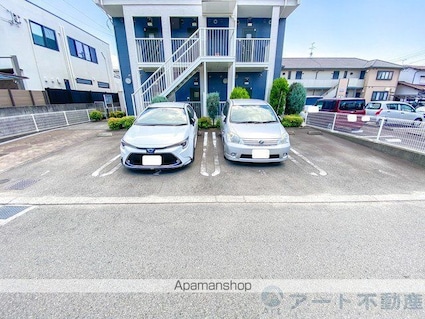 ジェルメ・メジェール山越[1K/26.11m2]の駐車場1