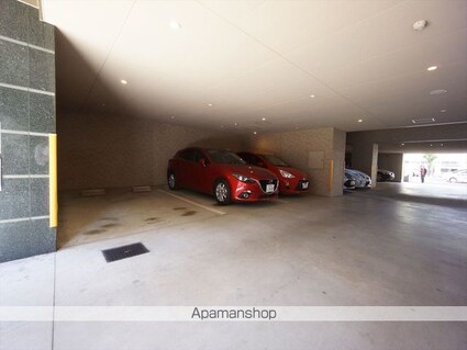 Ｇｒａｍｅｒｃｙ　Ｓｈｉｒａｋａｗａ　Ｋｏｅｎ[1LDK/46.64m2]の駐車場