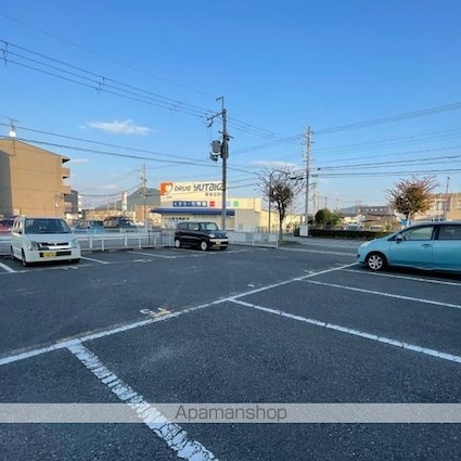 ビバリーマンションⅤ[事務所/66m2]の駐車場4