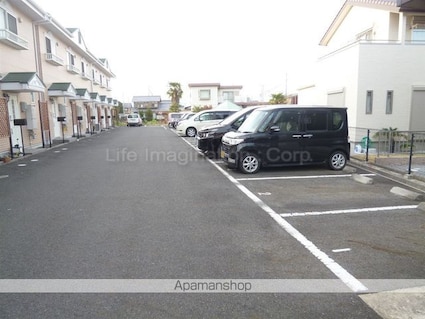 ＴＷＩＮＯＡＫＳ[2LDK/59.62m2]の駐車場