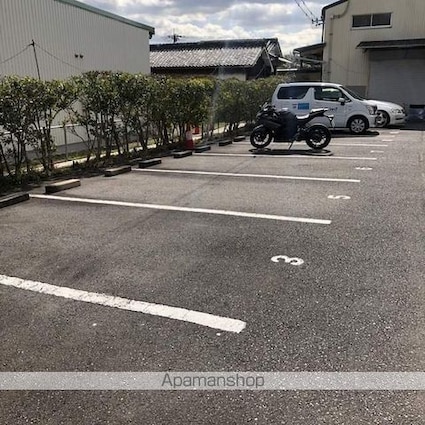 リュシオル石山[2DK/43.75m2]の駐車場1