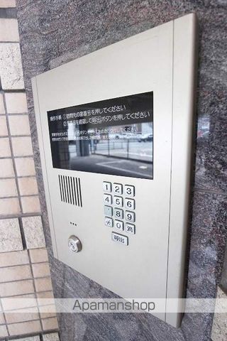 クラウンズワン箱崎の玄関写真