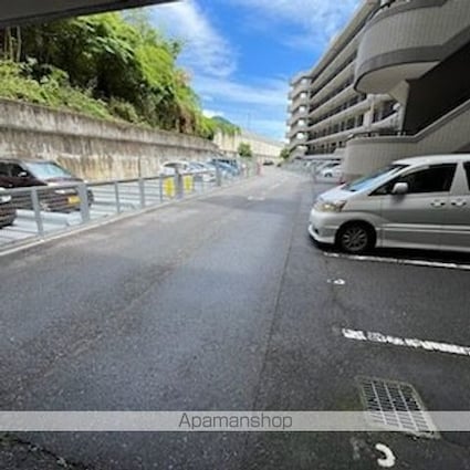 ロータリーマンション西大津ラクスヒルズ[2LDK/65.29m2]の駐車場