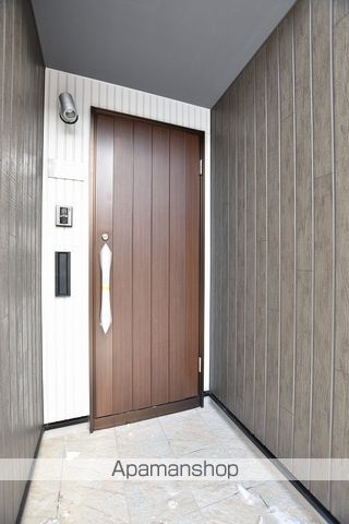 函館市 2階建 築9年の玄関写真