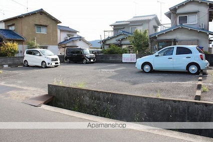 メゾンエル御幸[1R/20.07m2]の駐車場