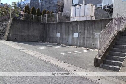 レオパレスＦｉｎｅ中沢[1K/19.87m2]の駐車場2