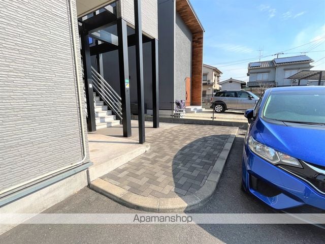 レオパレスオキの玄関写真