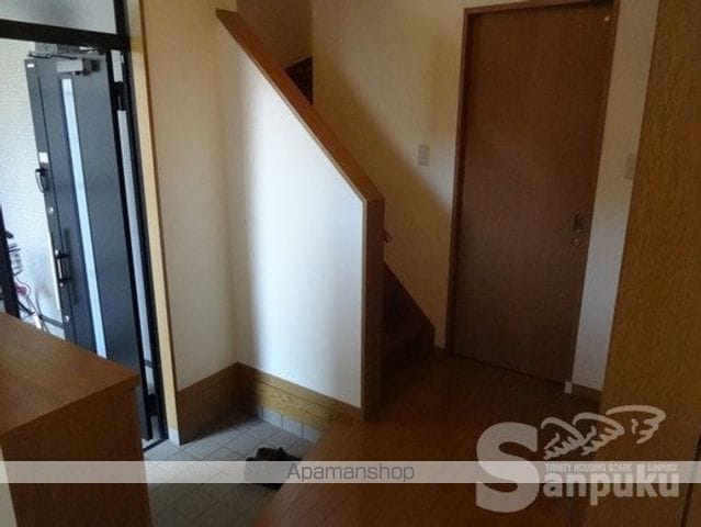 松山市 2階建 築20年の内装写真