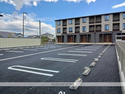 ヒカルサ甲府国母　イースト[1LDK/38.52m2]の駐車場
