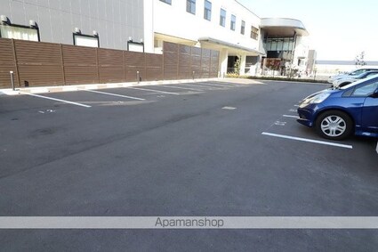 Ｓｈａｌｌｏｗ　Ｇａｒｄｅｎ　Ａ棟[2LDK/64.5m2]の駐車場1