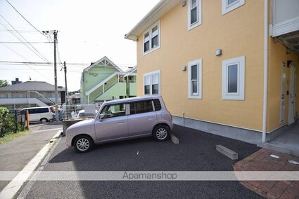 アーバン・ド・ジュネス小松島[1K/26.5m2]の駐車場