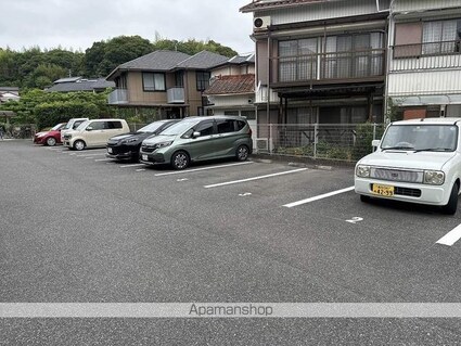 福井ガーデンハイツ　Ａ棟[2LDK/70.39m2]の駐車場1
