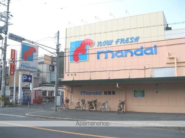 ルネ・アルマーニの周辺写真