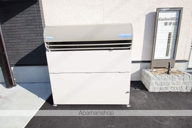 ガーデンヒルズ東手城 A棟の玄関写真