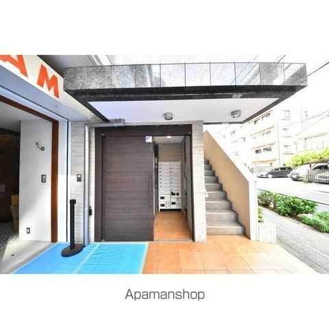 ラスパシオ三軒茶屋の玄関写真
