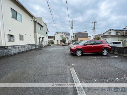 フレグランス関谷　Ａ棟[3K/51.92m2]の駐車場1