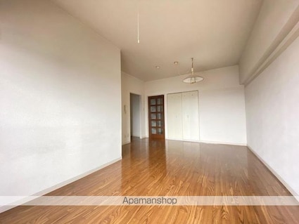 Ｃｒｅｓｔ　ＣｏｕｒｔＫ２[2LDK/66m2]のリビング・居間