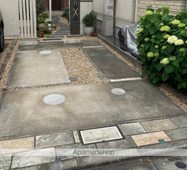 八幡山戸建[3LDK/89.2m2]の駐車場