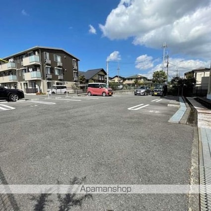 ハイツ宮の森Ⅱ番館[1K/22.95m2]の駐車場1