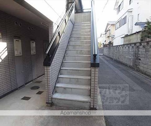 クィーンズコートY棟の玄関写真