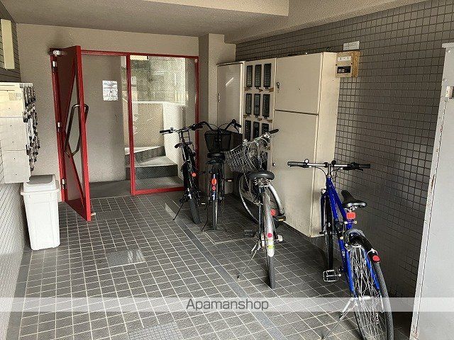 カーサ駅前の玄関写真