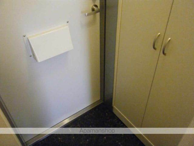 レオパレスネストIIIの玄関写真