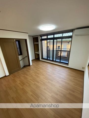 厚木市 3階建 築26年の内装写真